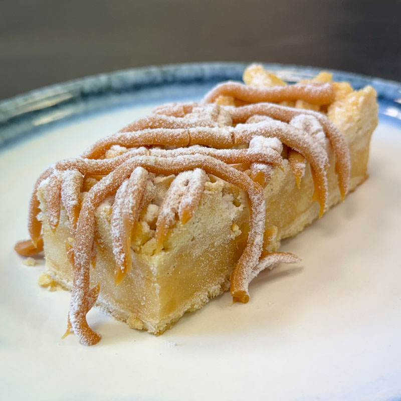 ΜΗΛΟΠΙΤΑ CRUMBLE ΜΕ ΑΛΜΥΡΗ ΚΑΡΑΜΕΛΑ